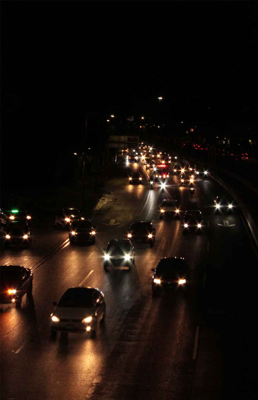 Fotografía nocturna de los coches